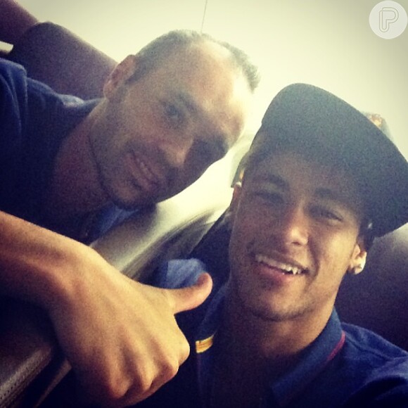 Neymar tira foto com Iniesta e escreve: 'Gênio'