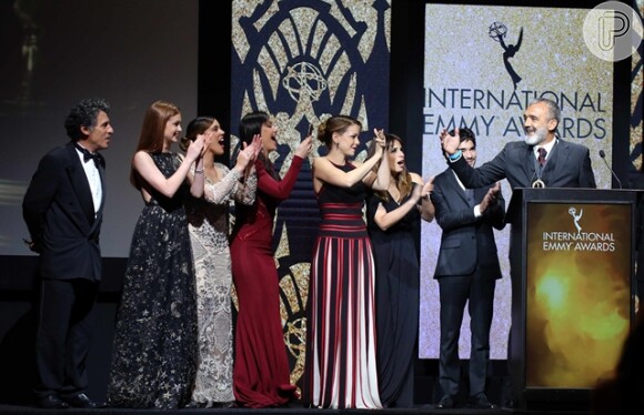 O diretor Rogério Gomes subiu ao palco para receber o prêmio ao lado de atores do elenco como Paulo Betti, Marina Ruy Barbosa, Josie Pessoa, Leandra Leal, Maria Ribeiro e Caio Blat