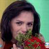 Sucesso com a sua irreverência à frente da atração, a apresentadora chorou de emoção ao receber flores do ator Cauã Reymond