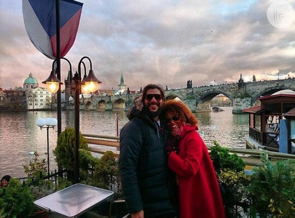 Sheron Menezzes está curtindo momentos de muito lazer com o noivo, Saulo Bernard. Em fotos postadas nas redes sociais a atriz mostrou um tour feito pela Europa