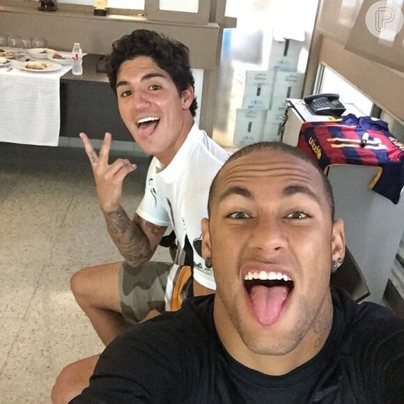 O jogador Neymar já teve aulas com Gabriel Medina para aprender a surfar