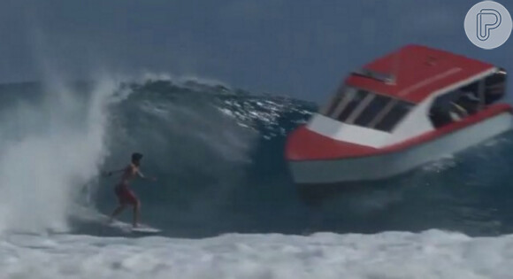 Gabriel Medina faz manobra para desviar de barco durante surfe no Havaí, nesta terça-feira, 24 de novembro