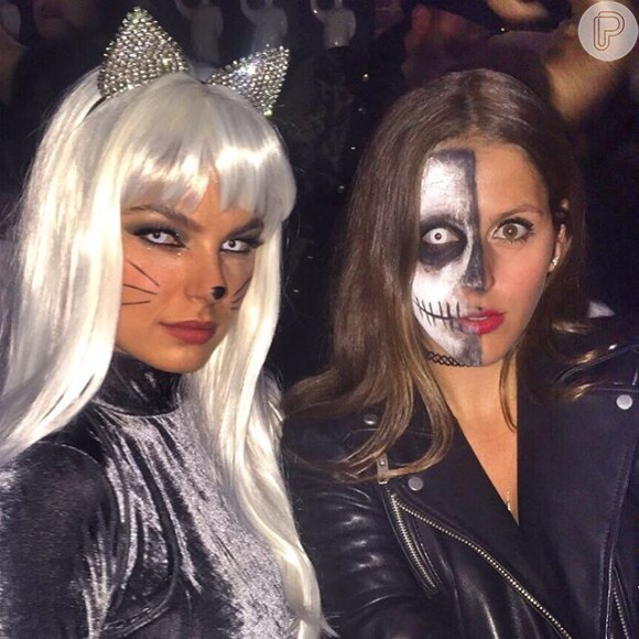 Durante a estadia em Nova York, Isis comemorou o Halloween fantasiada