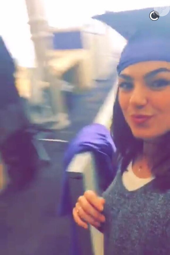 Isis Valverde postou um vídeo no seu Snapchat momentos antes da formatura