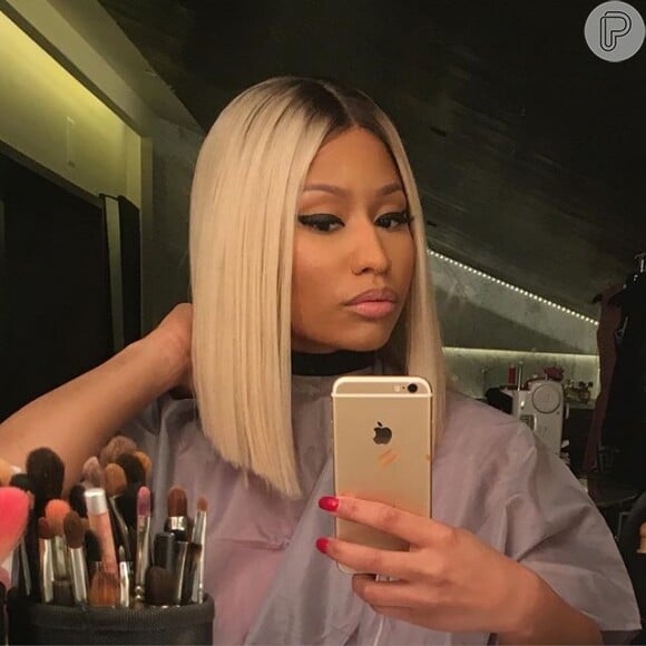 A cantora Nicki Minaj mudou o corte e o tom dos fios