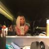 A rapper Nicki Minaj posa para selfie mandando beijo após mudança de visual