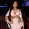Nicki Minaj escolheu um vestido superdecotado para a premiação do American Music Awards