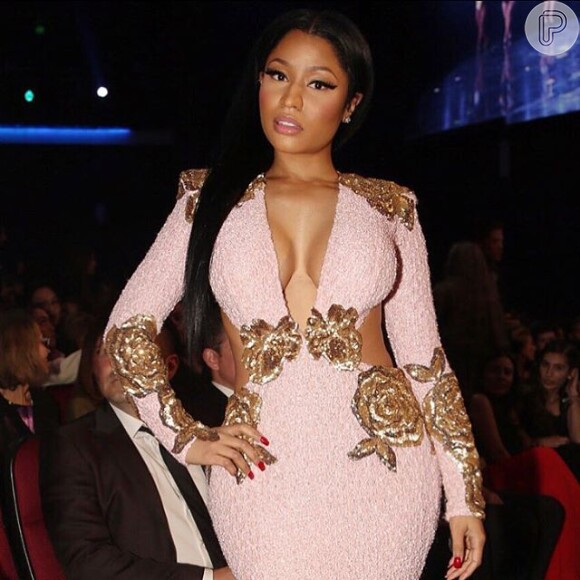 Nicki Minaj escolheu um vestido superdecotado para a premiação do American Music Awards