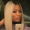 Nicki Minaj adotou os fios platinados e surpreendeu os fãs em 24 de novembro de 2015