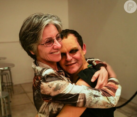 O artista recebeu carinho de famosos em camarim de peça na noite de terça-feira (24), no teatro Poeirinha, em Botafogo