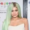 Kylie Jenner já mudou o visual e apostou em cabelos esverdeados, mas atualmente está morena