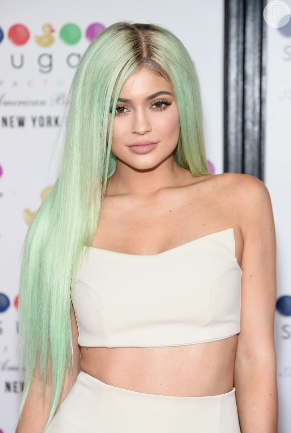 Kylie Jenner já mudou o visual e apostou em cabelos esverdeados, mas atualmente está morena