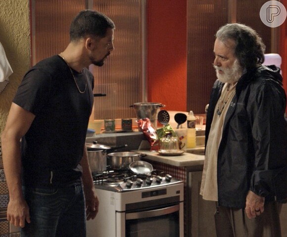 Zé Maria (Tony Ramos) dá um ultimato em Juliano (Cauã Reymond) ou ele entra para a facção, ou será preso, na novela 'A Regra do Jogo'