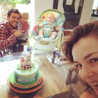 Regiane Alves posa com família e celebra 3 meses do filho caçula: 'Tempo voa'