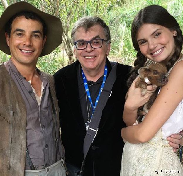 Camila Queiroz Posa Com Porquinha No Colo Nos Bastidores De Eta Mundo Bom Purepeople