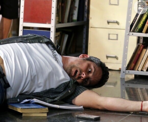 Romero (Alexandre Nero) leva um soco de Zé Maria (Tony Ramos) e cai no chão, na novela 'A Regra do Jogo'
