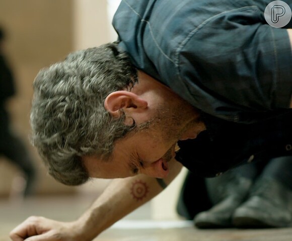 Romero (Alexandre Nero) apanha de Zé Maria (Tony Ramos) durante uma sessão de tortura e interrogatório sobre o paradeiro de Tóia (Vanessa Giácomo), na novela 'A Regra do Jogo', em 9 de dezembro de 2015