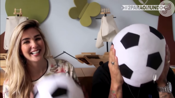 Aline Gotschalg e Fernando Medeiros utilizaram bolas de futebol para anunciar que estão esperando um menino
