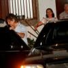 Roberto Carlos sai do carro em direção a igreja de Santa Luzia, no Rio