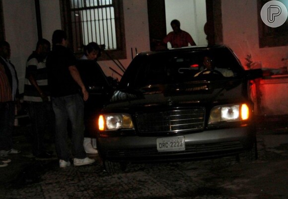 Roberto Carlos estava cercado por seguranças