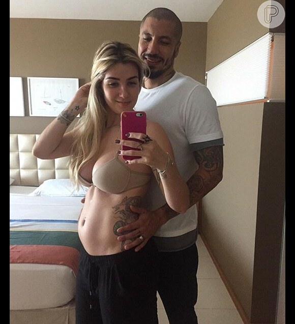 Aline Gotschalg mostrou sua barriga de grávida no Instagram, nesta sexta-feira (27). A ex-BBB posou de calça e sutiã. Na foto, ela estava acompanhada do marido Fernando Medeiros