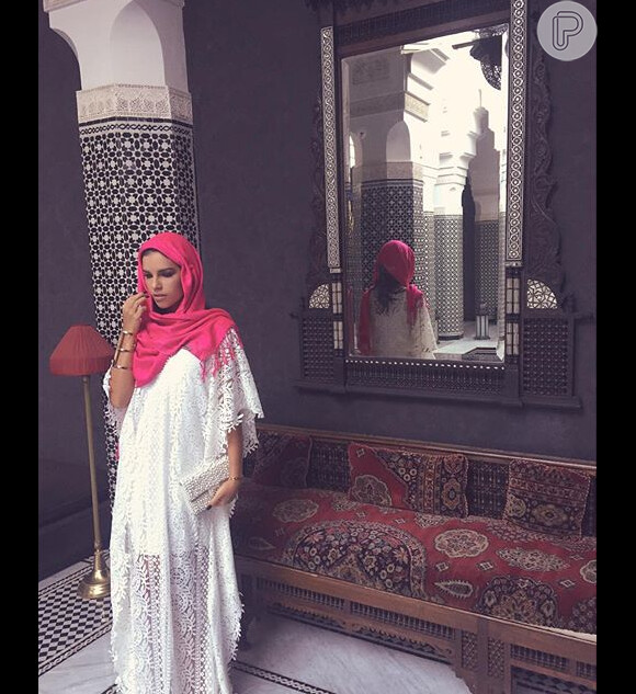 Em sua viagem, Mariana também passou por Dubai, no Emirados Árabes Unidos, onde fez turismo e usou o véu durante seus passeios