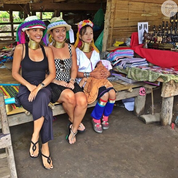 Mariana Rios, que está viajando pela Ásia, visitou um vilarejo de 'mulheres girafa', na Tailândia, nesta sexta-feira (27)