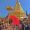 A atriz mostrou foto diante do Wat Phrathat Doi Suthep, um templo construído no topo de uma montanha
