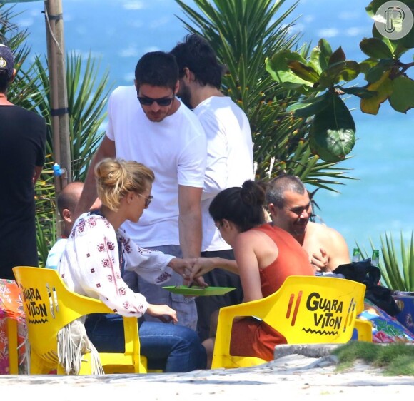 Carolina Dieckmann, Marco Pigossi e a equipe da novela 'A Regra do Jogo' aproveitou o fim de semana com um churrasco na praia do Recreio, Zona Oeste do Rio, 27 de novembro 2015
