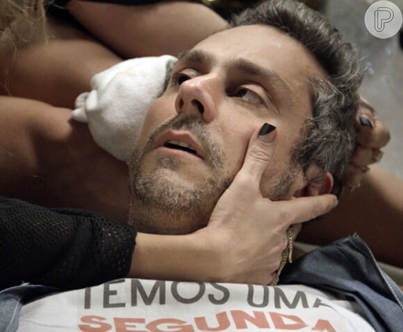 Foto: Atena (Giovanna Antonelli) atira em Zé Maria (Tony Ramos) para salvar  Romero (Alexandre Nero), na novela 'A Regra do Jogo', em outubro de 2015 -  Purepeople