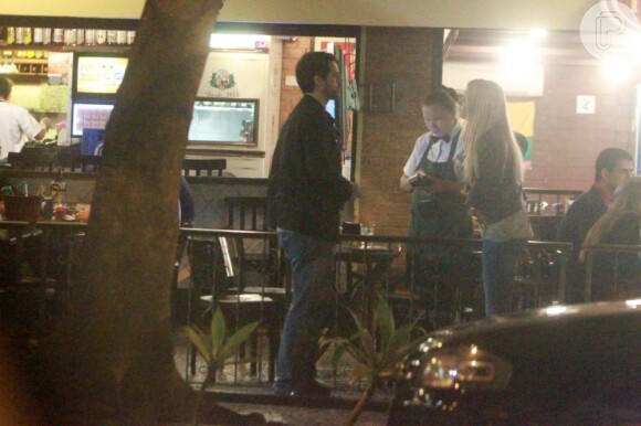 Bruno Garcia curte a noite com uma loira em bar do Leblon, RJ, em 16 de agosto de 2013