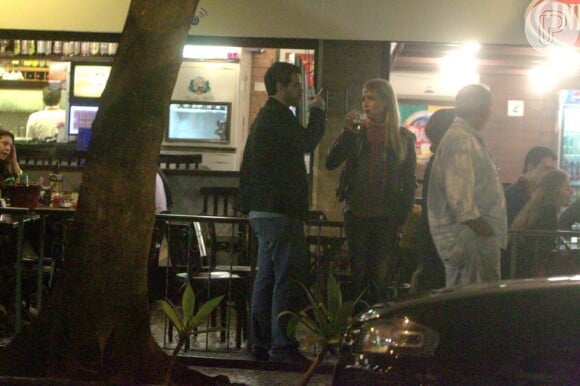 Bruno Garcia foi flagrado acompanhado por uma loira com quem trocou beijos em um bar do Leblon, RJ