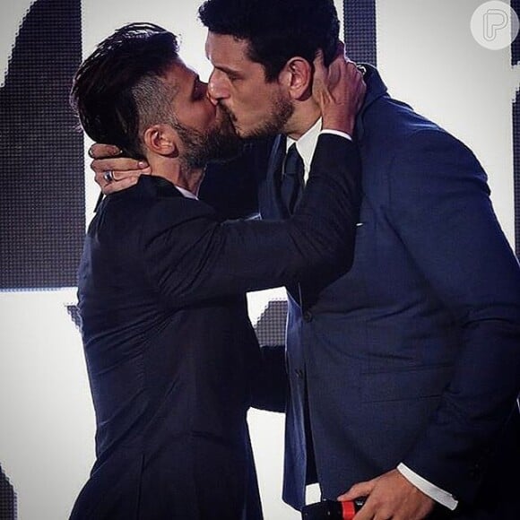 Bruno Gagliasso e João Vicente de Castro deram um beijo para se manifestar contra a intolerância no evento 'Men Of The Year', da revista GQ, na quinta-feira, 26 de novembro de 2015