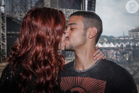 Sophia Abrahão e Sérgio Malheiros se beijam em festival de música sertaneja em São Paulo (SP)