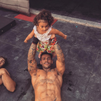 Lucas Lucco usa criança como peso em ginástica, posta foto e fã pede: 'Me usa!'