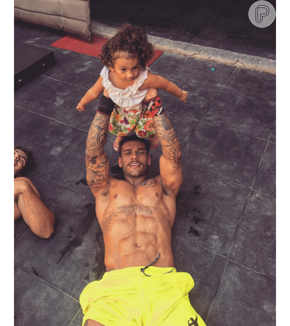 Lucas Lucco usou uma criança como peso para malhar e postou a foto no Instagram, no sábado, 28 de novembro de 2015. A menina se chama Belinha