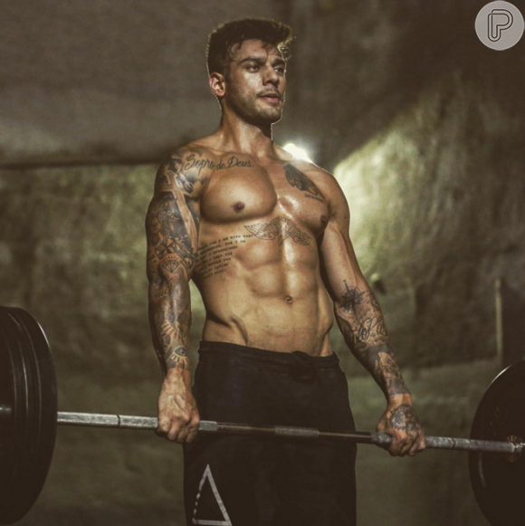 Lucas Lucco está no ar em 'Malhação: Seu lugar no mundo' e não cansa de ostentar seu corpo sarado no Instagram