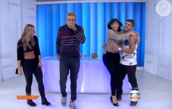 A apresentadora pulou em Caio Castro no programa do dia 28 de maio de 2015