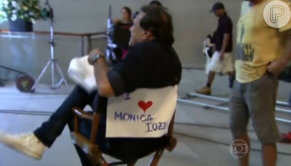 'Eu amo Monica Iozzi. Te amo mesmo. Sou seu fã. Beijão', escreveu o diretor Dennis Carvalho, mantendo a placa em sua cadeira durante as gravações da novela 'Babilônia'