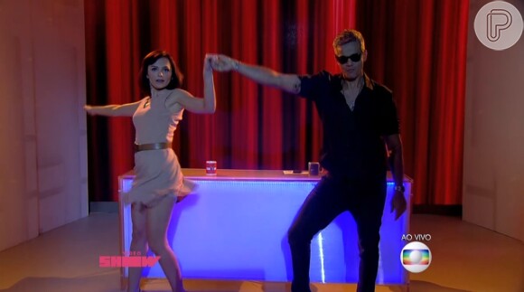 Monica e Otaviano dublam e reproduzem cena do filme 'Dirty Dancing'.