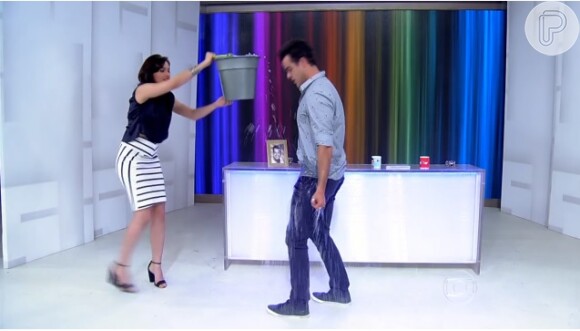 Monica Iozzi terminou o programa do dia 27 de novembro de 2015 jogando um balde d'água em Joaquim Lopes, que estava fazendo a coreografia do filme 'Flashdance'