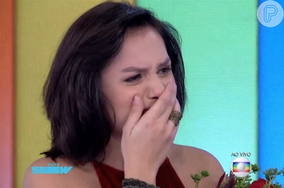 Monica chorou ao receber flores de Cauã Reymond antes de receber a visita do ator no programa