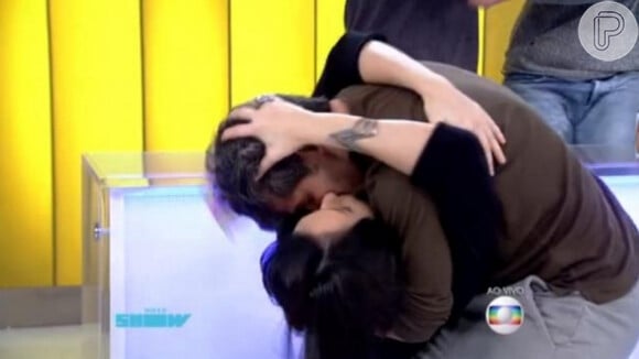Monica Iozzi ganhou um beijaço de Bruno Gagliasso ao receber o galã no estúdio do 'Vídeo Show'