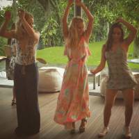 Angélica faz churrasco de aniversário com direito a dança de 'Bang' com Anitta