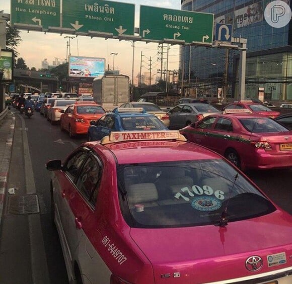 Em um dos cliques, Gianecchini mostra o tráfego intenso de Bangkok e as placas em tailandês