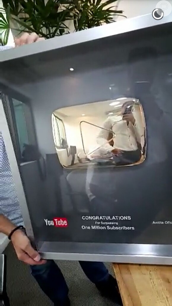 Anitta mostra prêmio que ganhou prêmio do Youtube nesta segunda-feira, dia 30 de novembro de 2015
