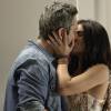 Toia (Vanessa Giácomo) beija Romero (Alexandre Nero) e ele corresponde com frieza, na novela 'A Regra do Jogo'