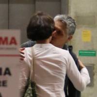 Julia Lemmertz é flagrada ao lado do novo namorado em aeroporto do RJ. Fotos!