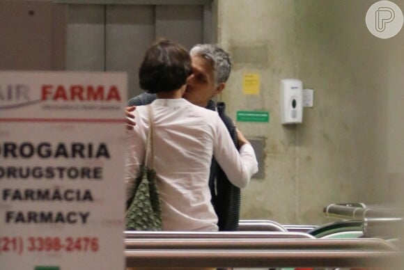 Julia Lemmertz foi flagrada ao lado do novo namorado, o diretor de fotografia Inti Briones, no aeroporto internacional Tom Jobim, no Rio de Janeiro