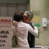 Julia Lemmertz foi flagrada ao lado do novo namorado, o diretor de fotografia Inti Briones, no aeroporto internacional Tom Jobim, no Rio de Janeiro